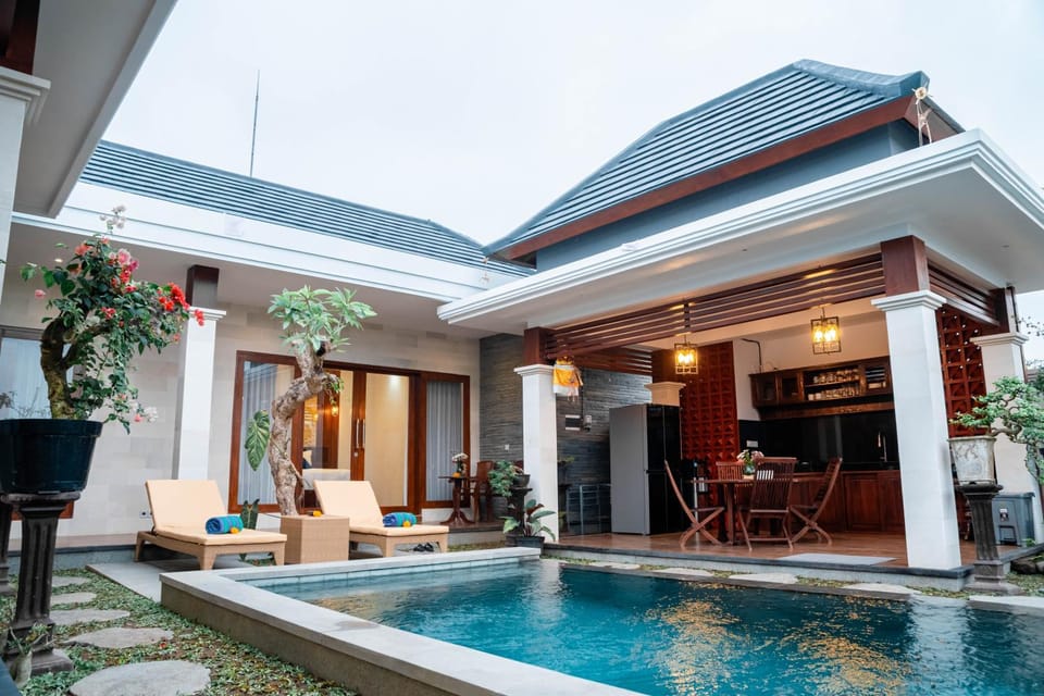 Property building, Patio, Day, Pool view, Swimming pool, sunbed