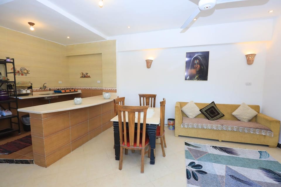 Kitchen or kitchenette, Seating area, Dining area, fireplace