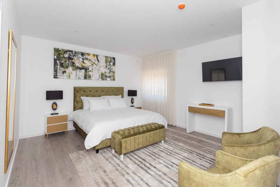 Bed, TV and multimedia, Photo of the whole room, Bedroom