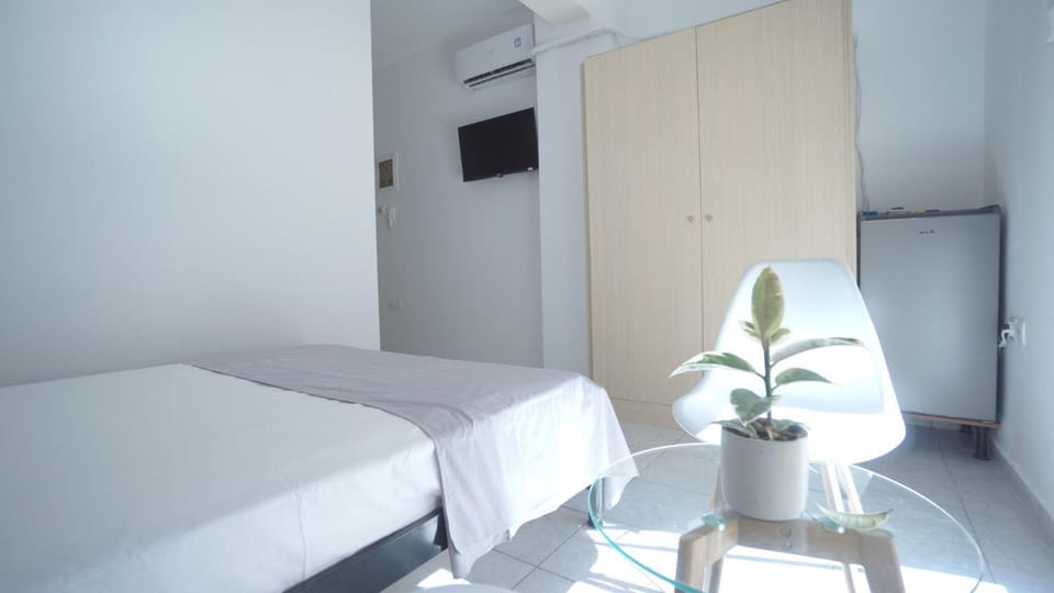 Bed, TV and multimedia, Photo of the whole room, Bedroom, wardrobe, air conditioner