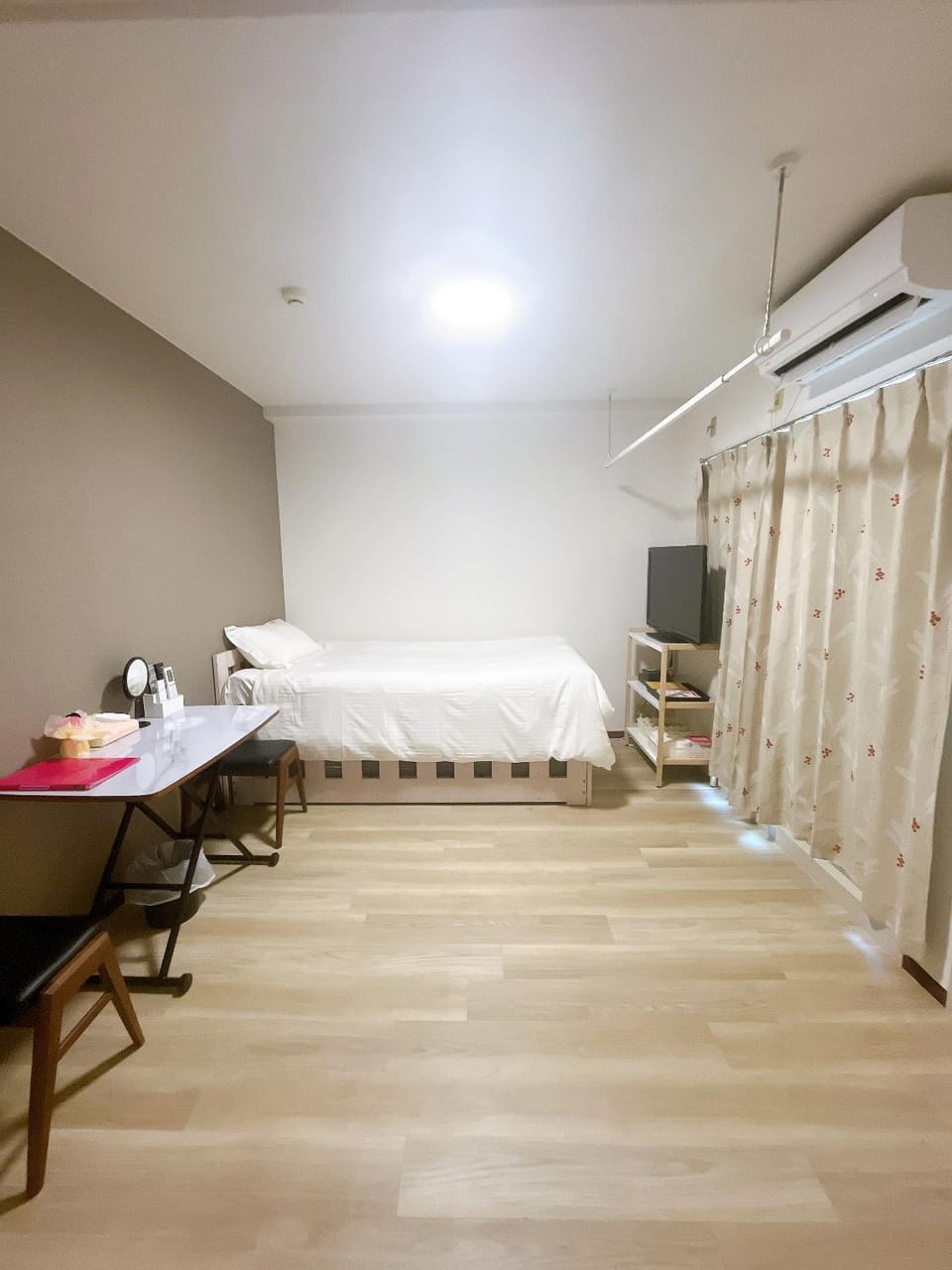 Bed, TV and multimedia, Photo of the whole room, Bedroom, air conditioner