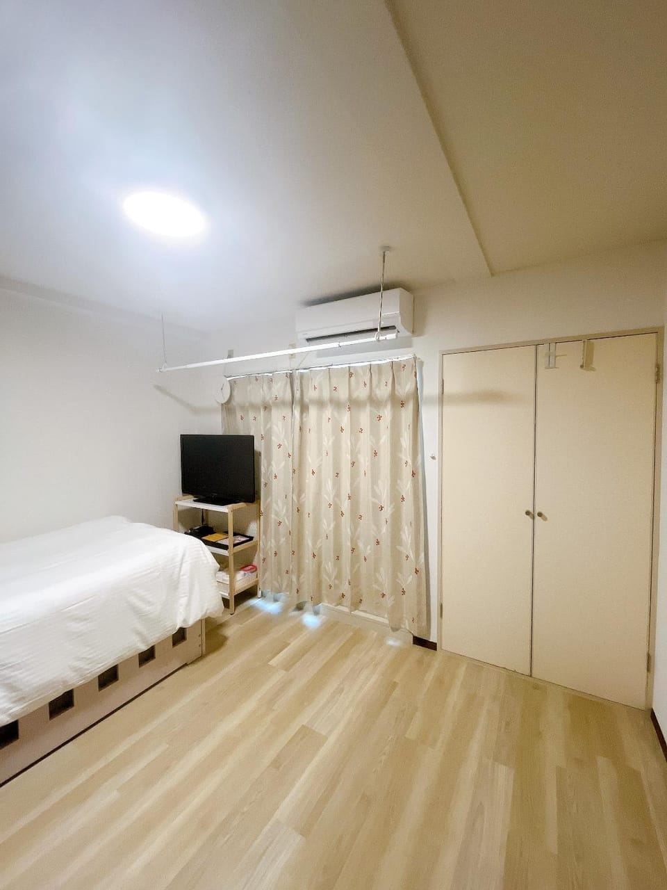 Bed, TV and multimedia, Photo of the whole room, Bedroom, wardrobe, air conditioner