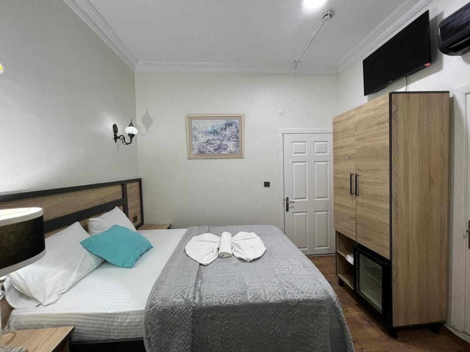 Communal lounge/ TV room, Bed, TV and multimedia, Photo of the whole room, Evening entertainment, Bedroom, hair dresser, towels, wardrobe