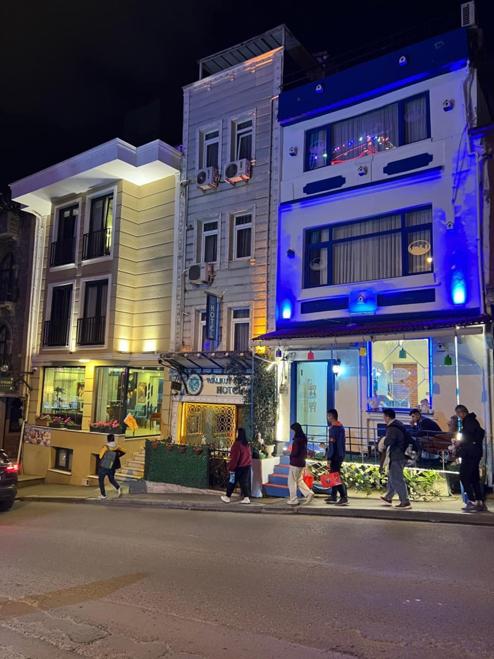 Property building, Night, People, Neighbourhood, City view, Street view, Location, group of guests, Parking, shuttle