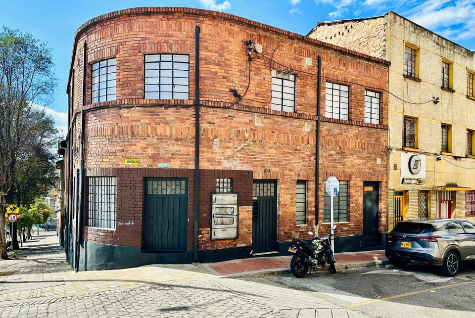 Property building, Day, Neighbourhood, Street view, Location