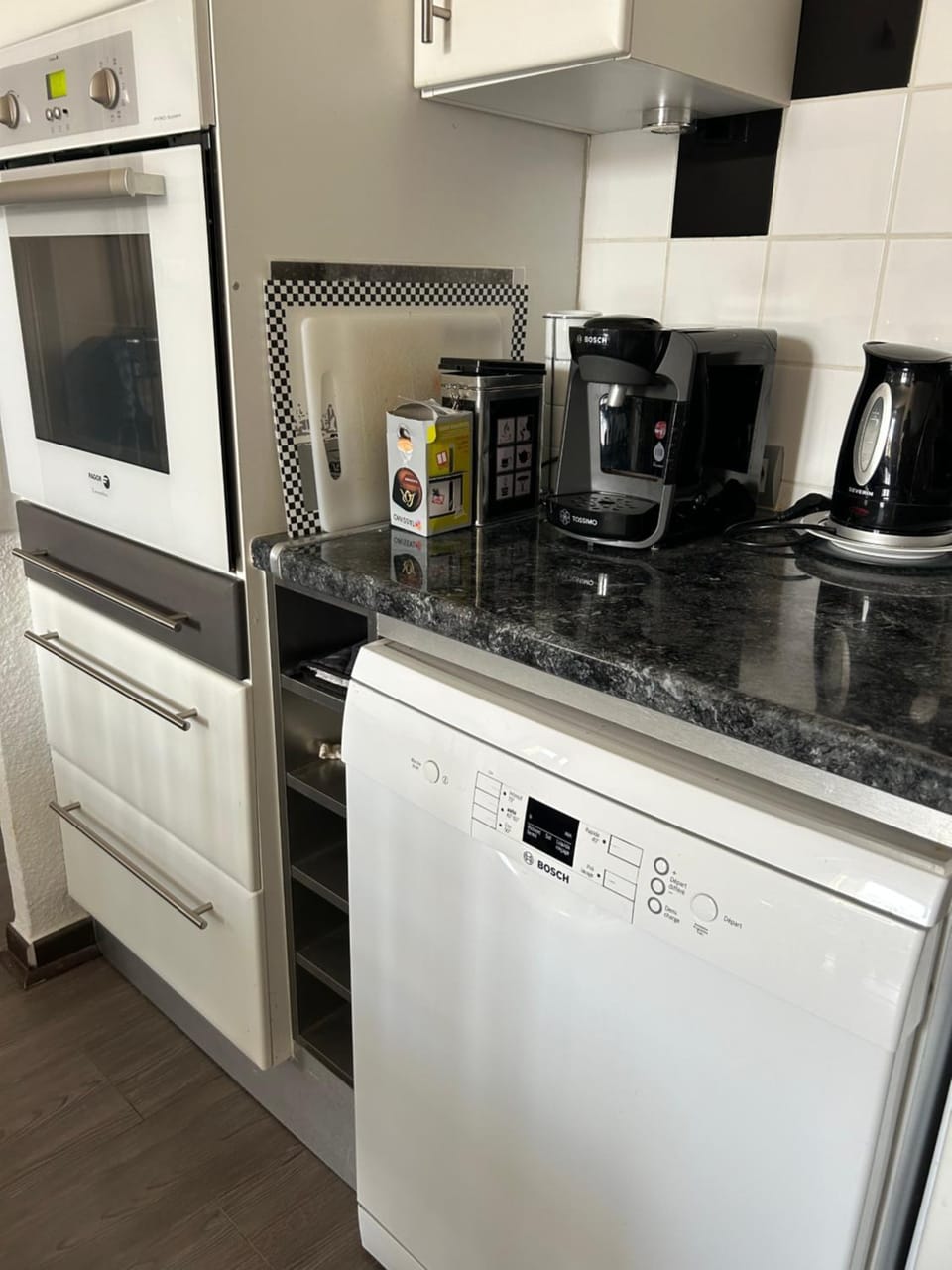 Coffee/tea facilities, dishwasher, oven, stove