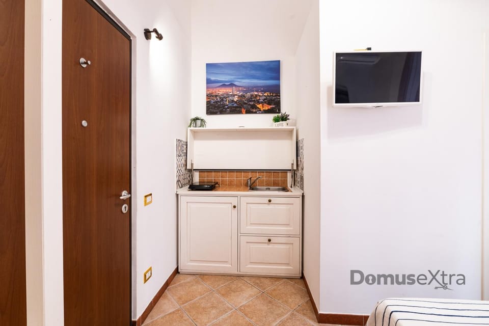 Kitchen or kitchenette, minibar