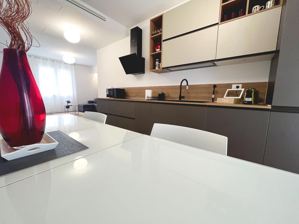 Kitchen or kitchenette, Dining area, stove