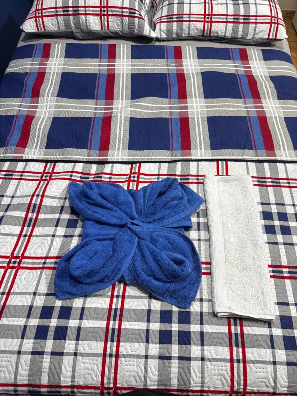 Bed, towels