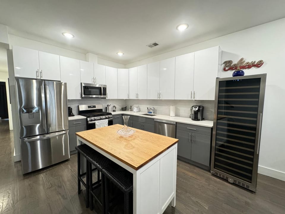Stunning NYC rooftop views minutes away from NYC 2 bedroom 2 bath Apartment in Jersey City