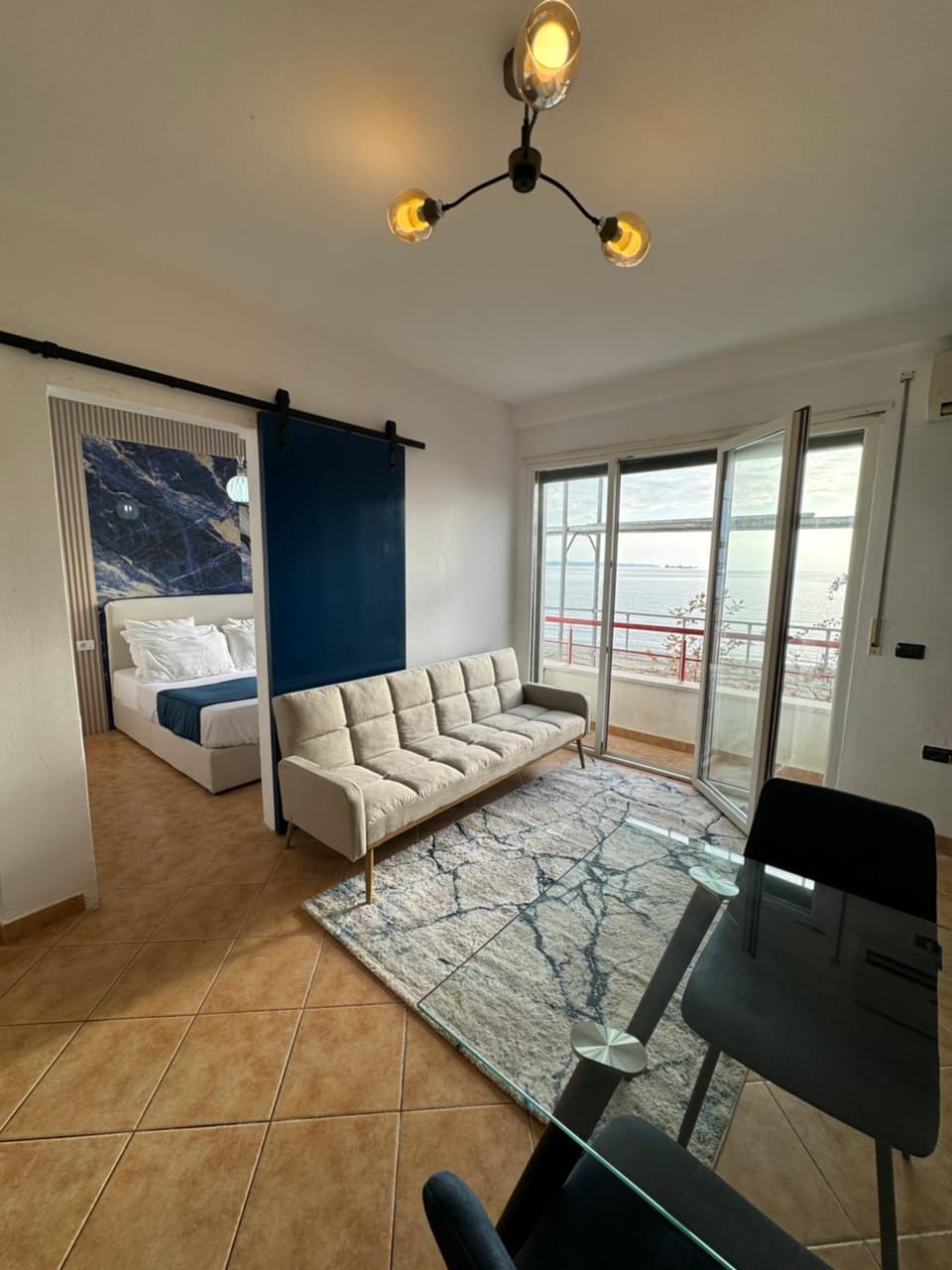 Bed, TV and multimedia, Living room, Photo of the whole room, Seating area, Bedroom, fireplace