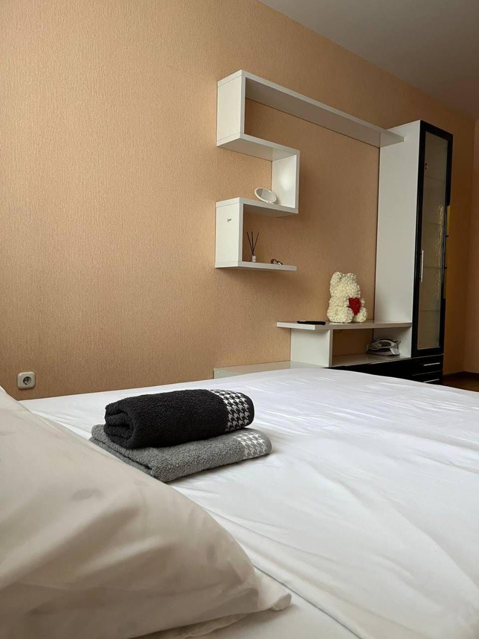 Bed, Bedroom, towels