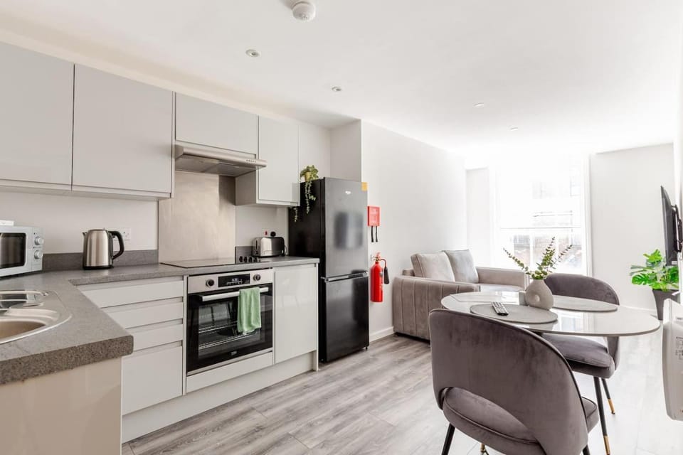 TV and multimedia, View (from property/room), Kitchen or kitchenette, Decorative detail, Seating area, Dining area, City view, microwave, oven, stove, toaster, washing machine, kitchen