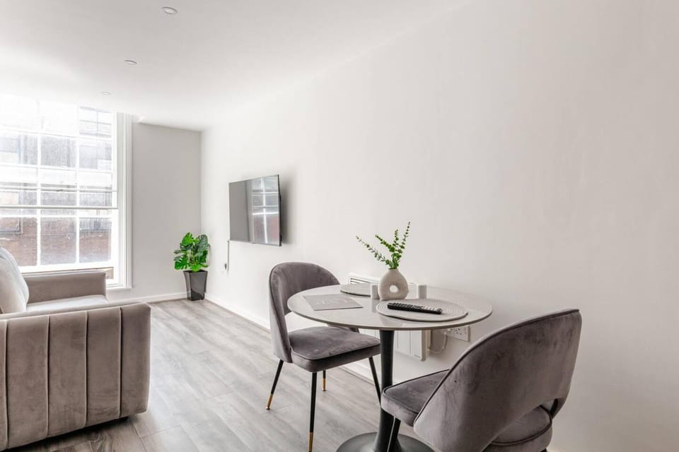 TV and multimedia, View (from property/room), Decorative detail, Seating area, Dining area, City view