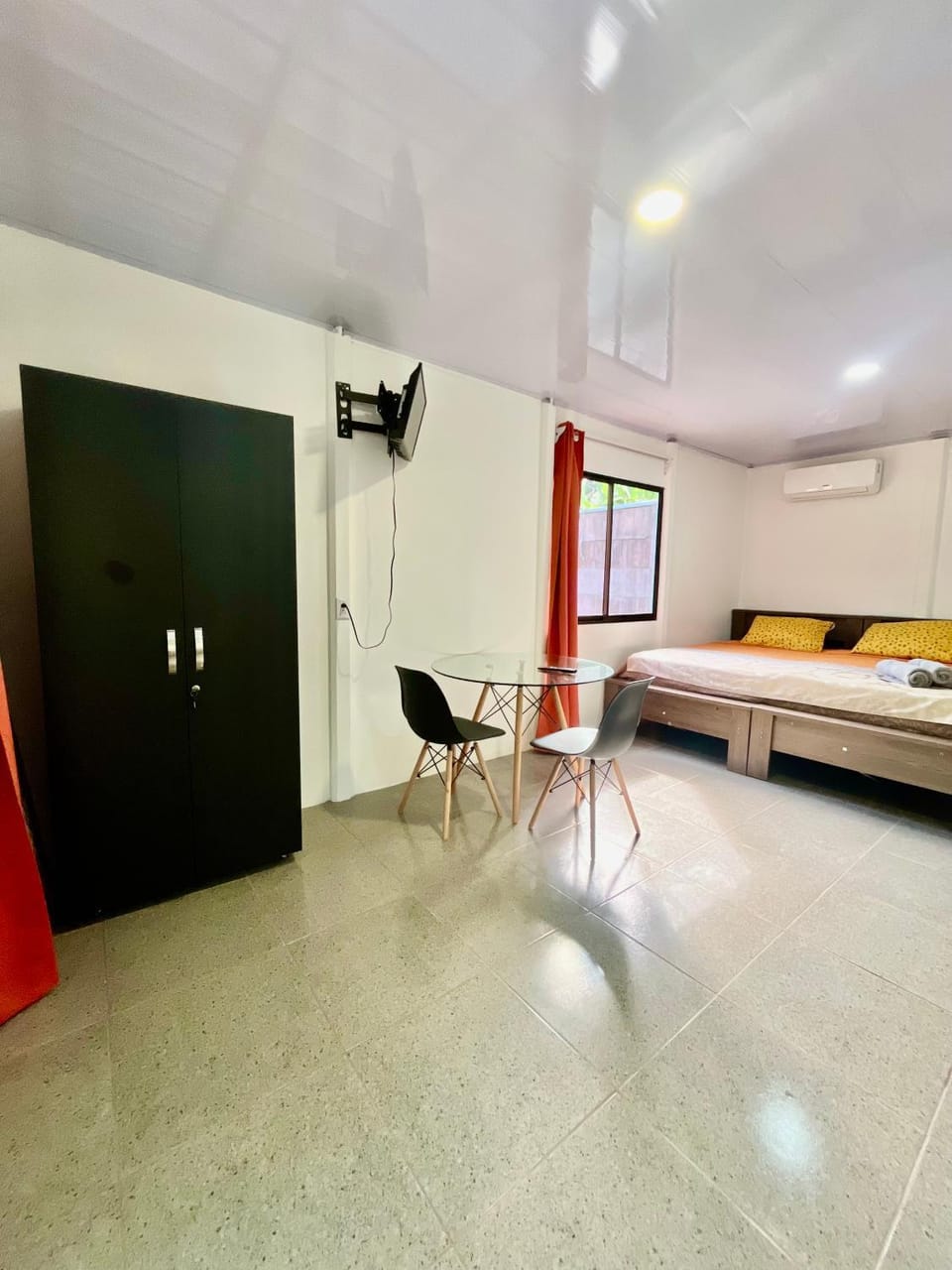 Bed, TV and multimedia, Living room
