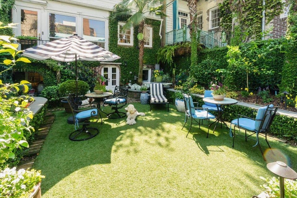 16 E Jones Carriage House House in Savannah