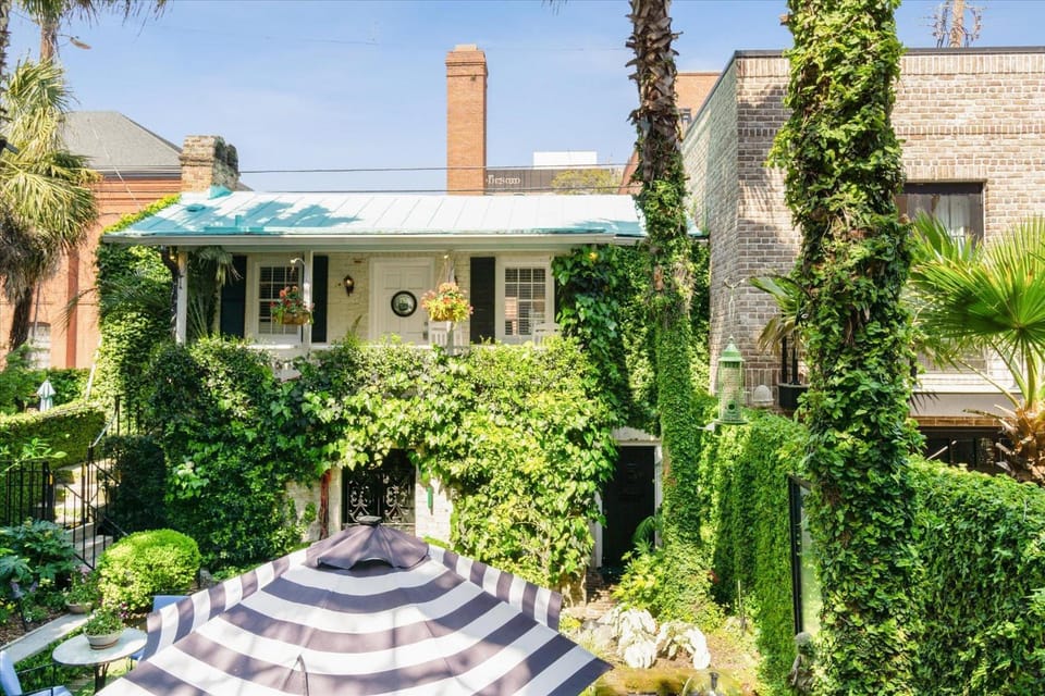 16 E Jones Carriage House House in Savannah