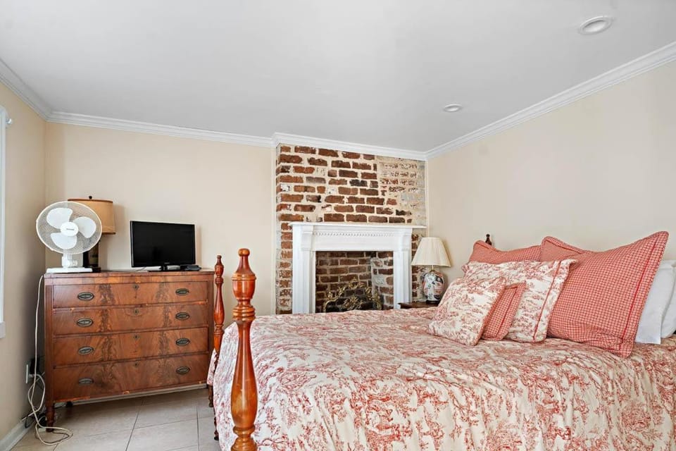 21 E York Apartment in Savannah