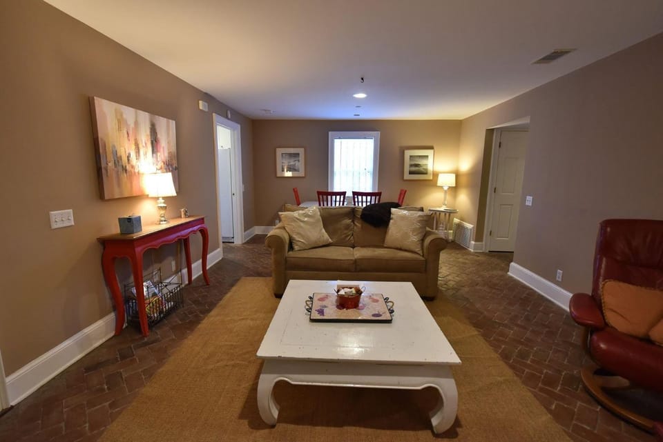 321 E Congress Garden Apartment in Savannah