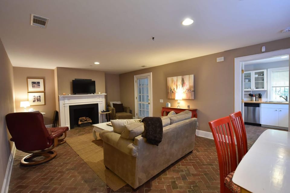 321 E Congress Garden Apartment in Savannah
