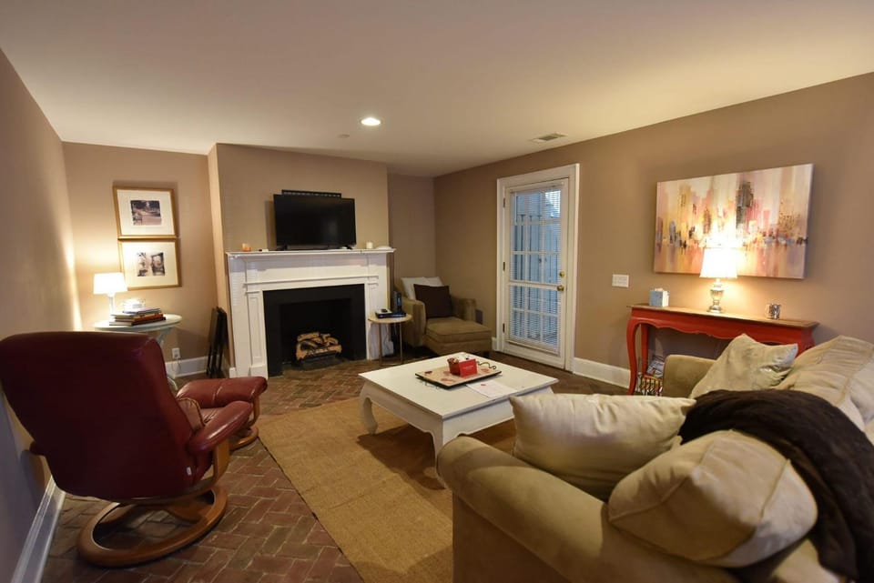 321 E Congress Garden Apartment in Savannah