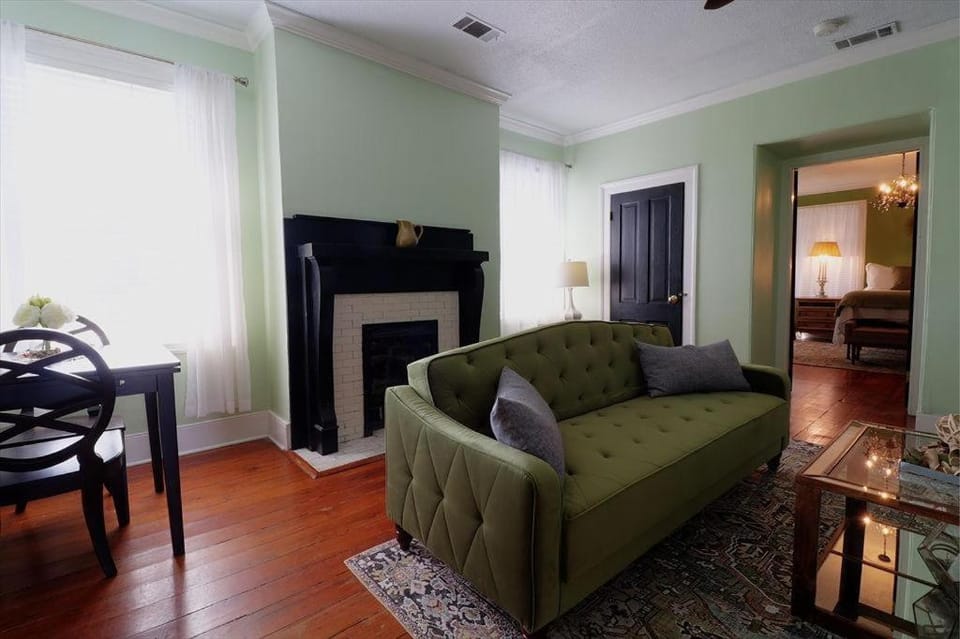 121 W Jones Suite Loft 4f Apartment in Savannah