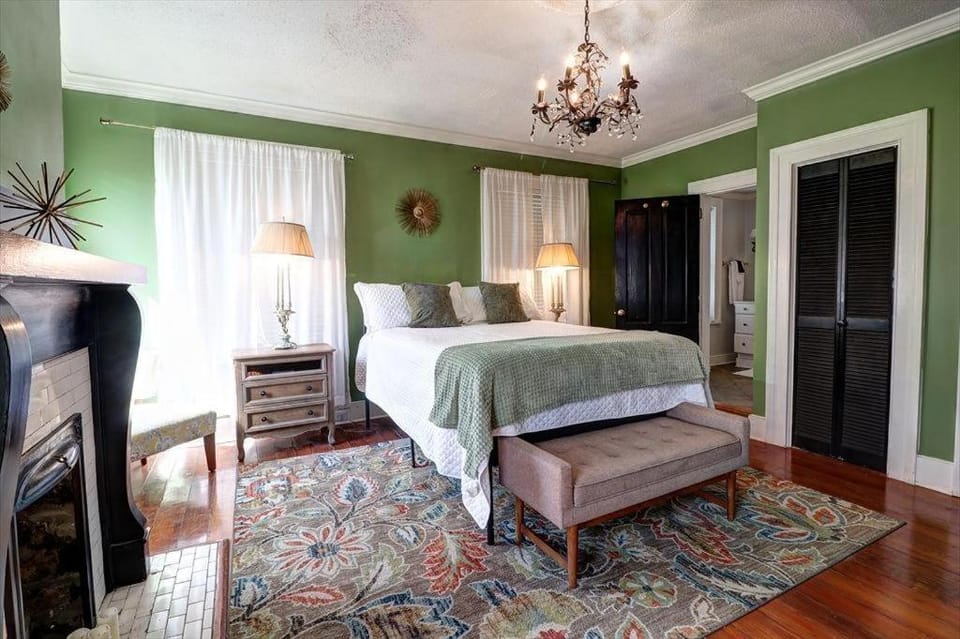 121 W Jones Suite Loft 4f Apartment in Savannah