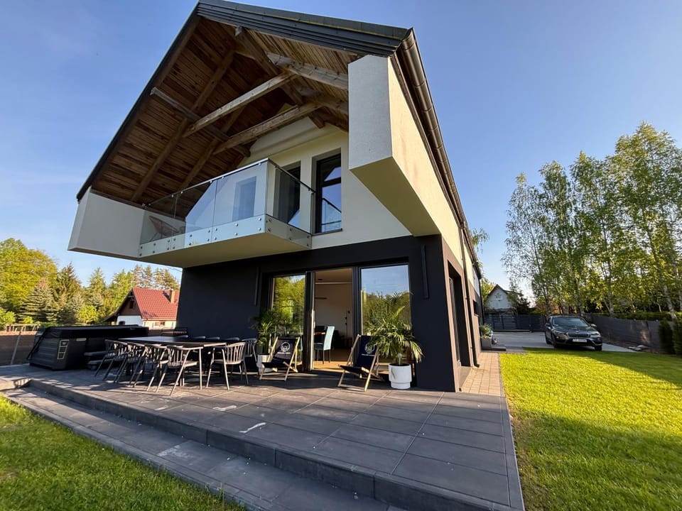 Enklawa Winiec - nowoczesny dom nad jeziorem, 6 sypialni, jacuzzi Villa in Poland