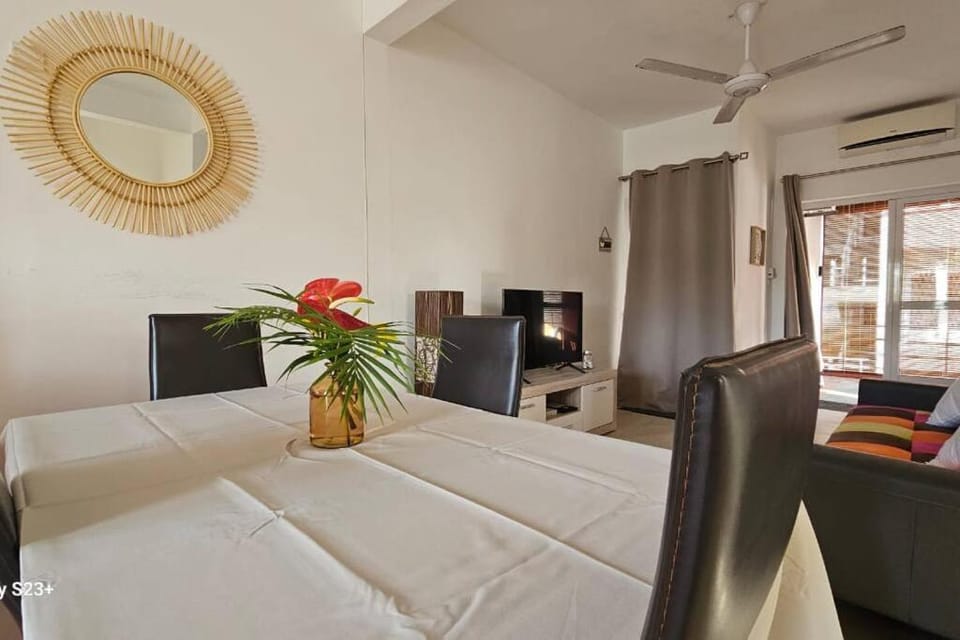 TV and multimedia, Living room, Seating area, Dining area, air conditioner