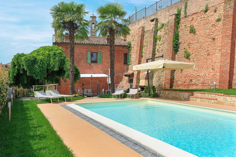 Property building, Patio, Garden, Garden view, Swimming pool, sunbed