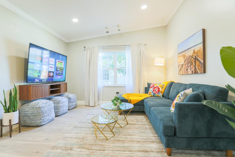 Communal lounge/ TV room, TV and multimedia, Living room, Seating area, Evening entertainment