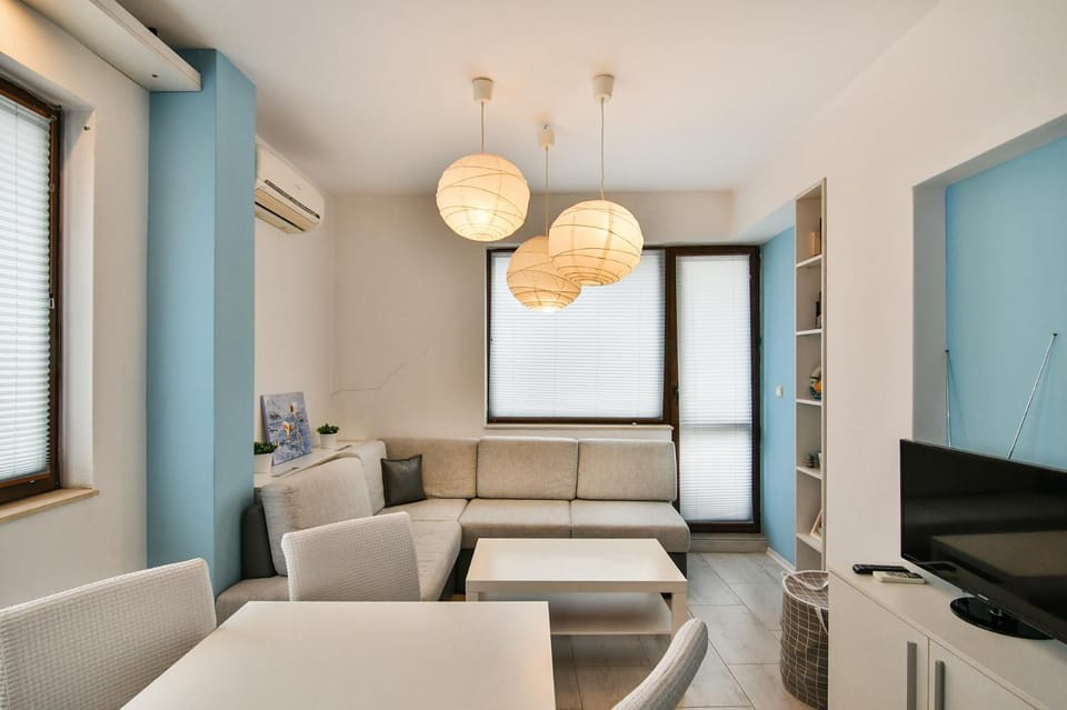 TV and multimedia, Living room, Seating area, air conditioner