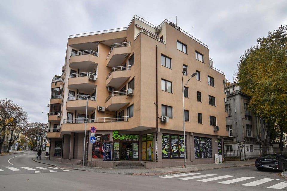 Property building, Street view, Location