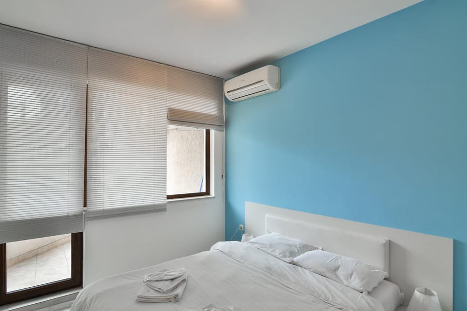 Bed, Photo of the whole room, Bedroom, towels, air conditioner