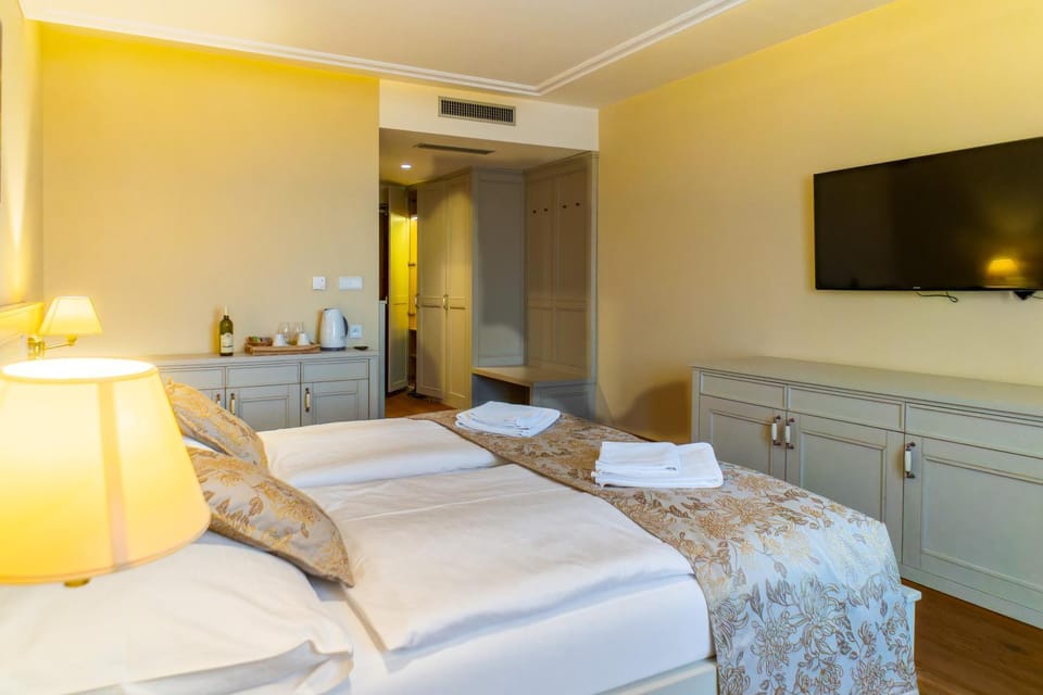 Bed, TV and multimedia, Bedroom, towels, air conditioner
