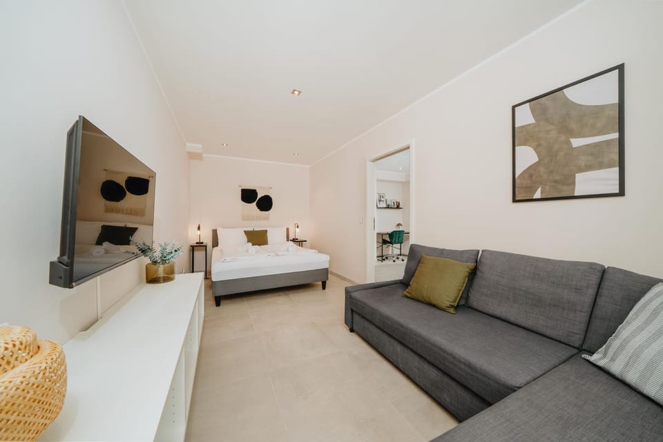 Bed, TV and multimedia, Photo of the whole room, Seating area, Bedroom