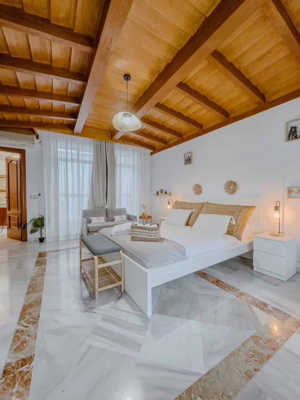 Bed, Photo of the whole room, Bedroom