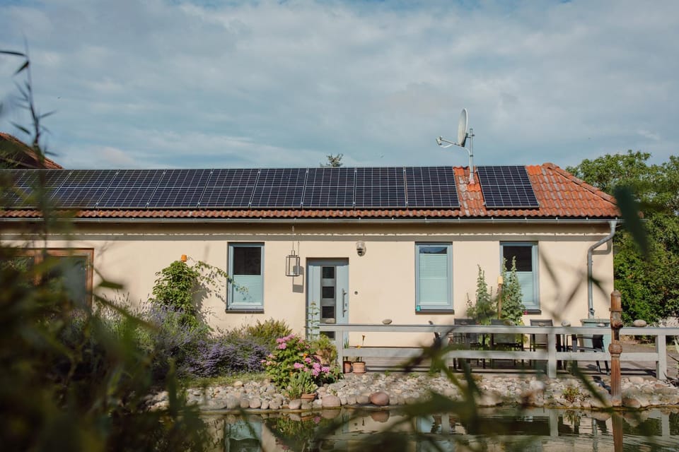 Property building, Facade/entrance, Garden, Balcony/Terrace