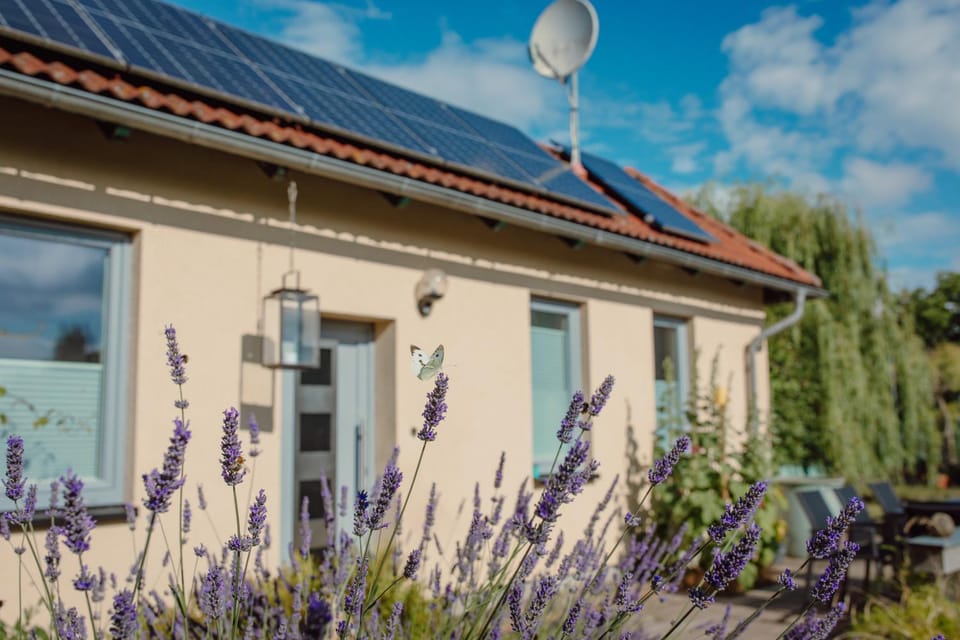 Property building, Facade/entrance, Garden, Balcony/Terrace