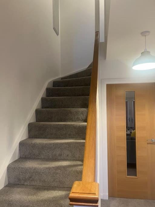 Lovely 2 bedroom home, free parking, 6 mins from airport House in Aberdeen