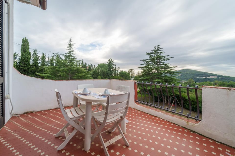 Natural landscape, View (from property/room), Balcony/Terrace, Dining area, Mountain view