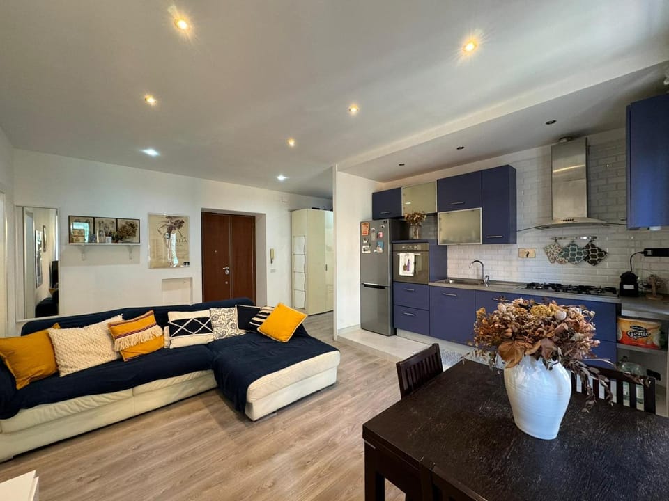 Coffee/tea facilities, Kitchen or kitchenette, Living room, Seating area, Dining area, dishwasher, oven, stove