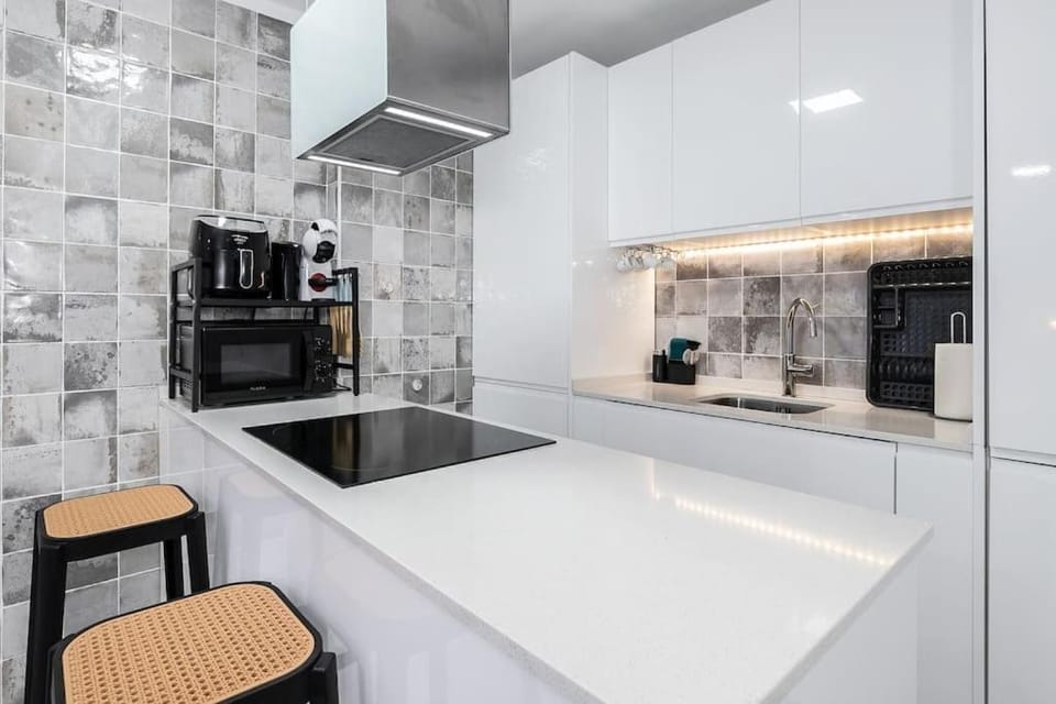Coffee/tea facilities, Kitchen or kitchenette, oven, stove, toaster