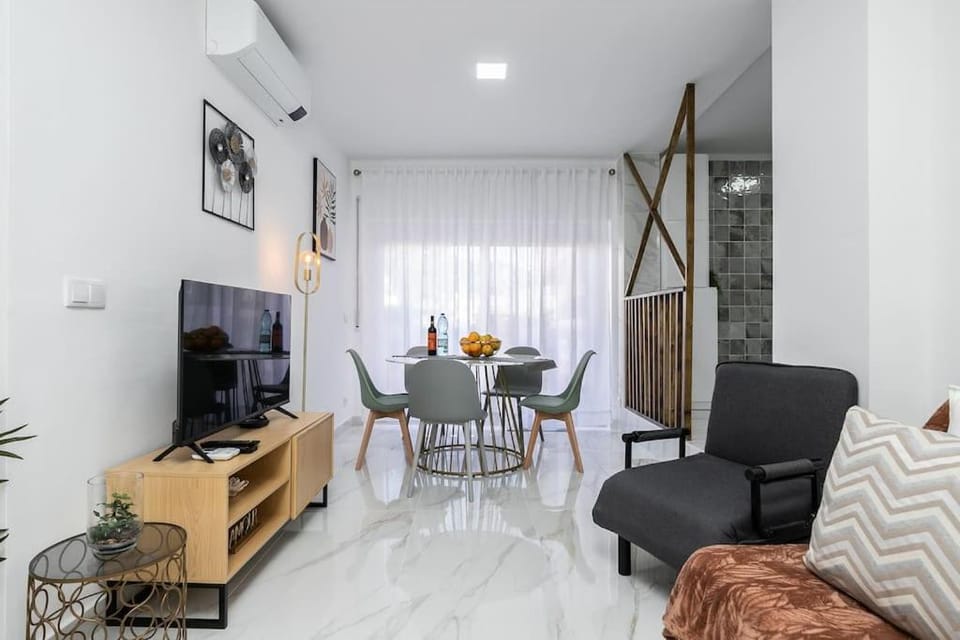 Communal lounge/ TV room, TV and multimedia, Living room, Seating area, Dining area