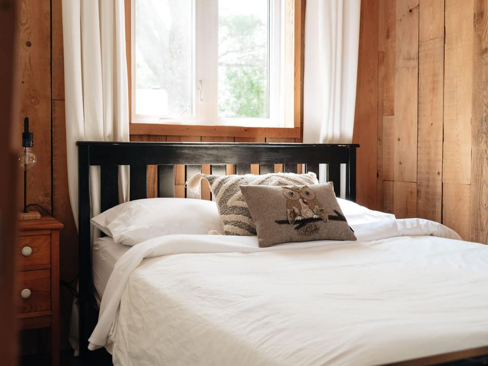 Le Lac Apaisant - Rustic Haven by the Water Chalet in Quebec