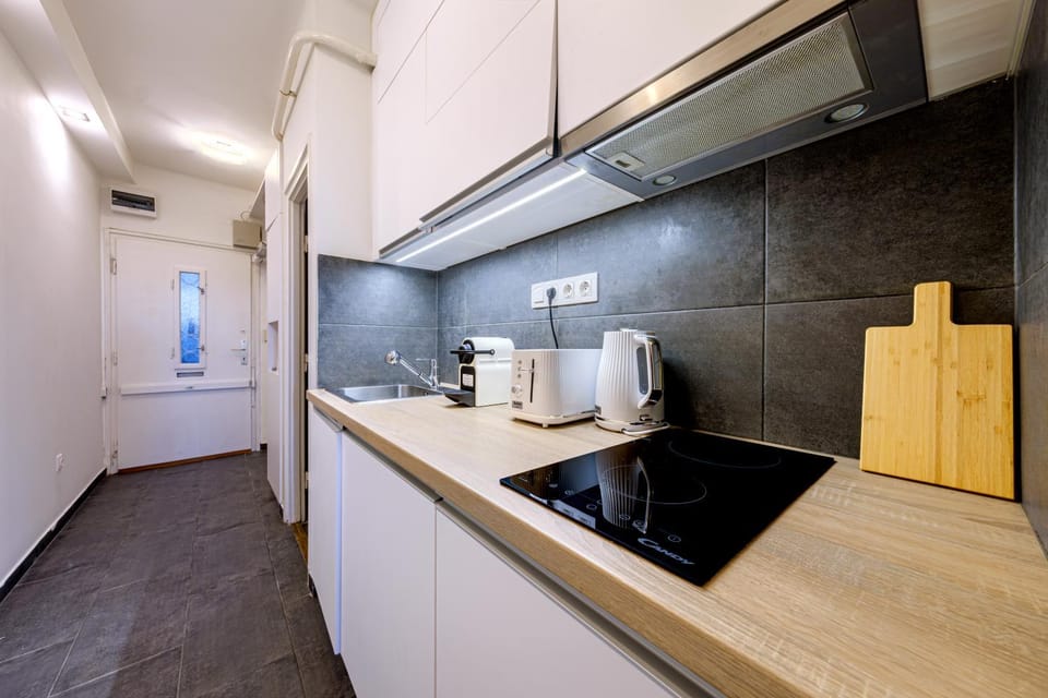 Coffee/tea facilities, Kitchen or kitchenette, stove, toaster