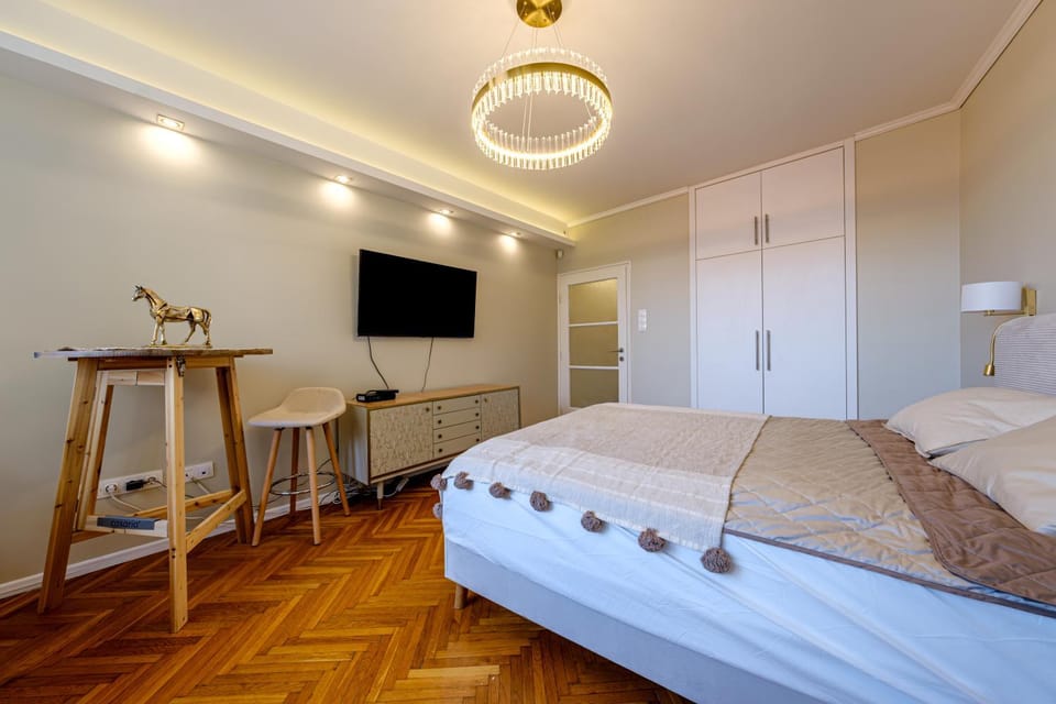 Bed, TV and multimedia, Photo of the whole room, Bedroom