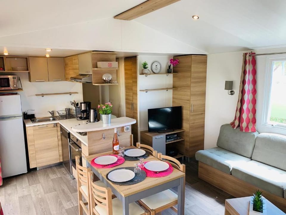 Kitchen or kitchenette, Living room, Dining area