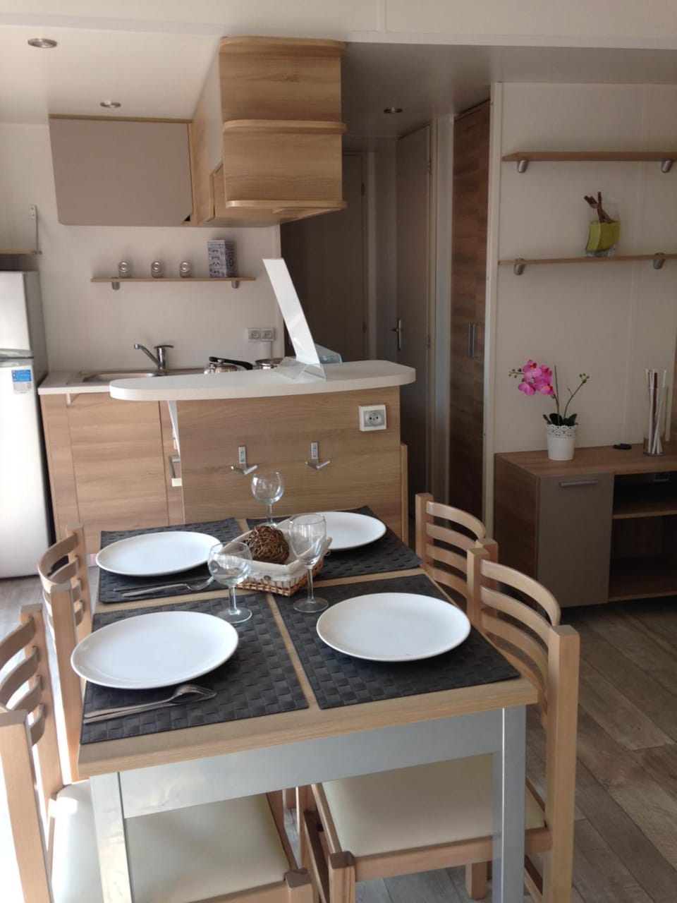 Kitchen or kitchenette, Dining area