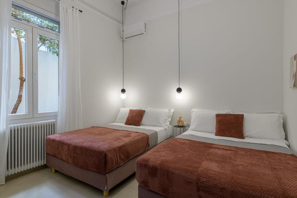 Koukaki Cielo Villa10 -Pvt Yard 3BR 8ppl -10min Metro Acropolis Villa in Kallithea